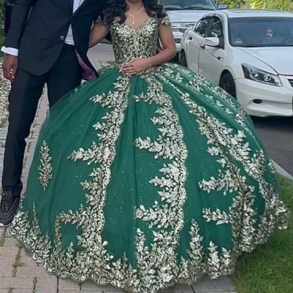 Sweet 16 or Quinceaera Off The Shoulder Hunter Green & Gold Dress Inc Crown | Color: Gold/Green | Size: 4 | Aripr's Closet Sweet 16 or Quinceaera Off The Shoulder Hunter Green & Gold Dress Inc Crown | Color: Gold/Green | Size: 4 | Aripr's Closet